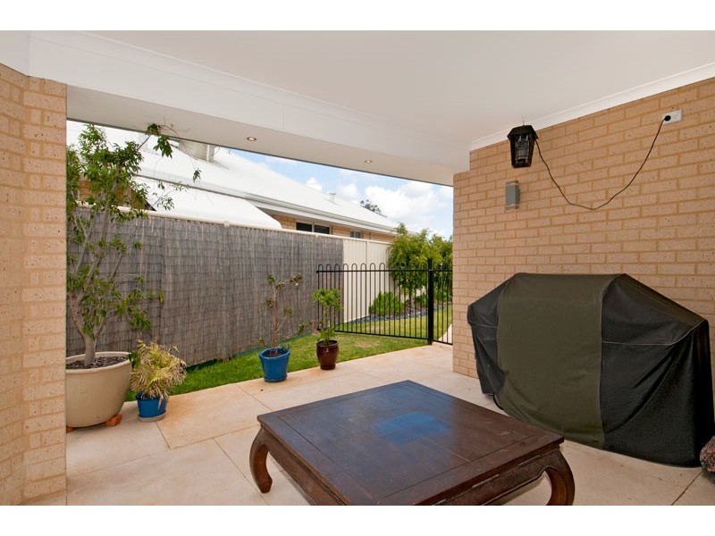 6 Dyer Lane, Lakelands WA 6180