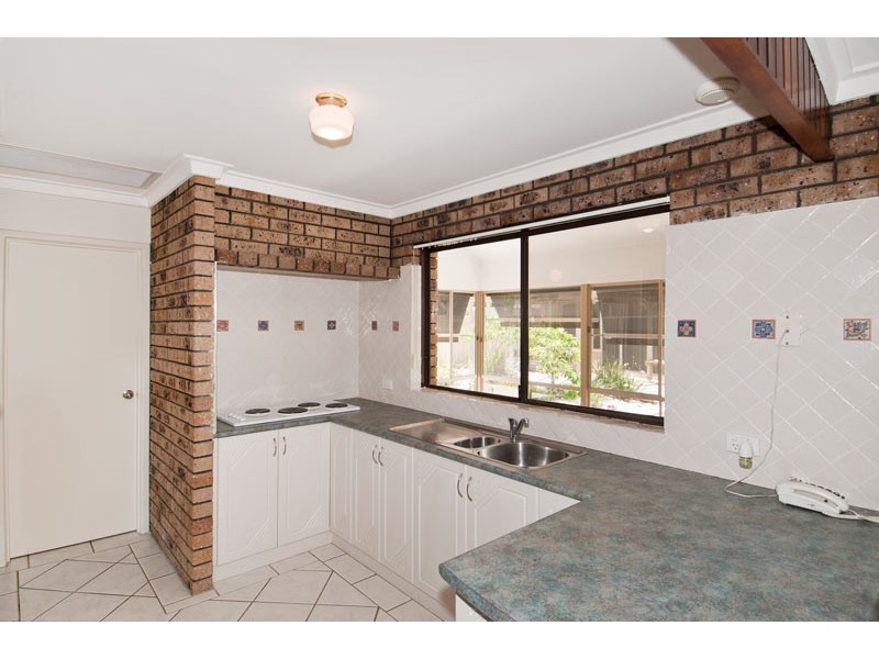 4 Napier Close, Halls Head WA 6210