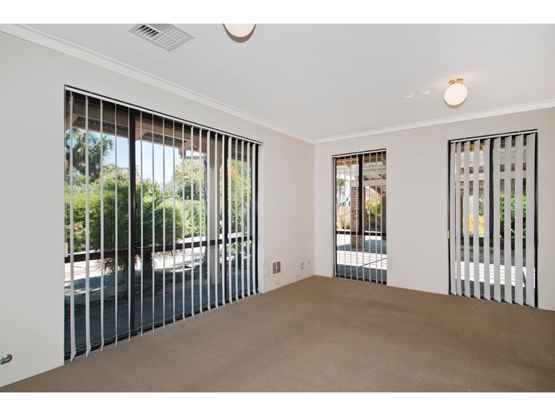 4 Napier Close, Halls Head WA 6210