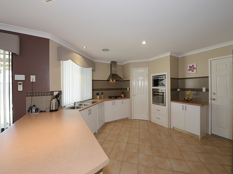 170 Peelwood Parade, Halls Head WA 6210