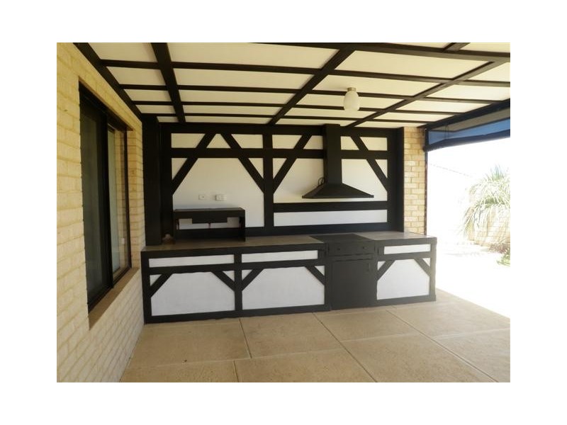 12 Grasshill Grange, Halls Head WA 6210