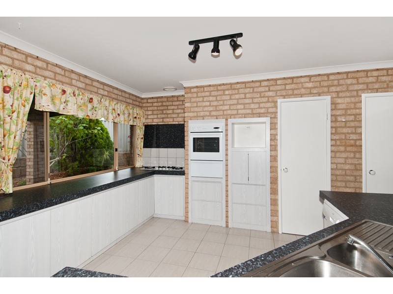 29 Oaklands Avenue, Halls Head WA 6210