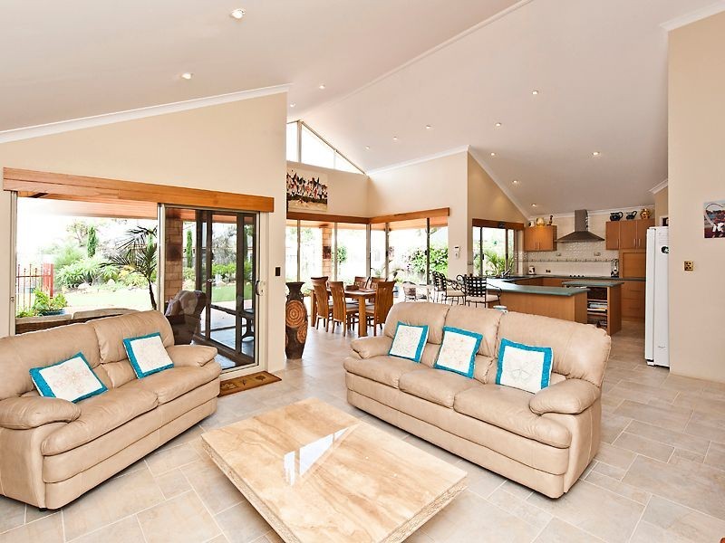 9 Riverina Avenue, Coodanup WA 6210