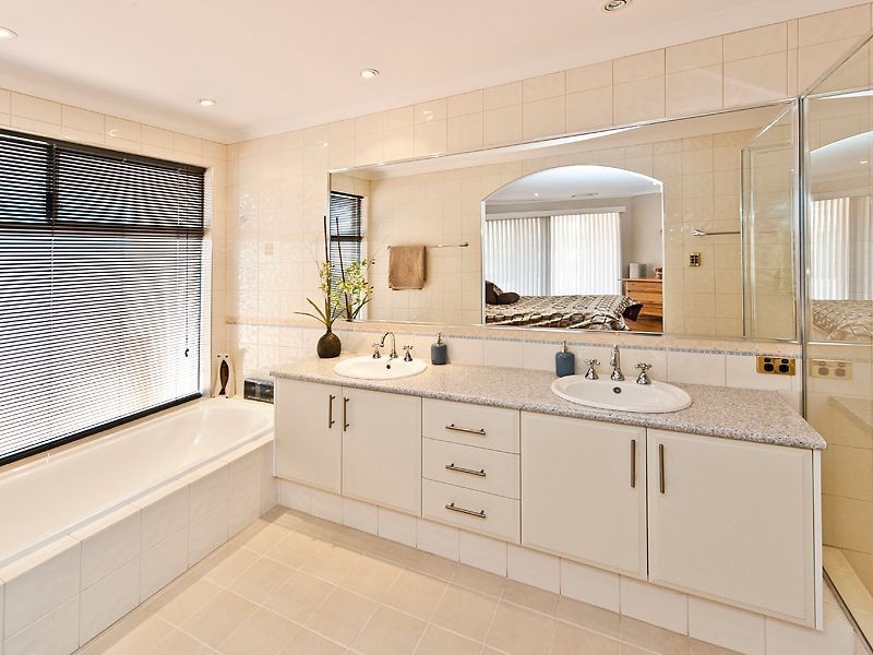 9 Riverina Avenue, Coodanup WA 6210