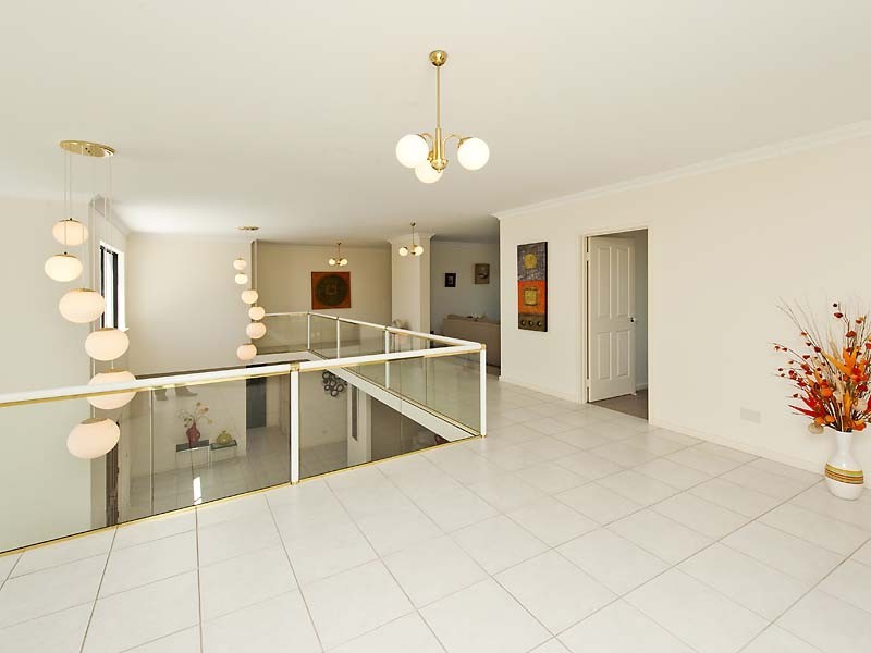 15 Fortescue Court, Dudley Park WA 6210