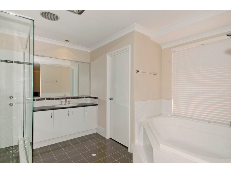 5 Arlette Pass, Lakelands WA 6180