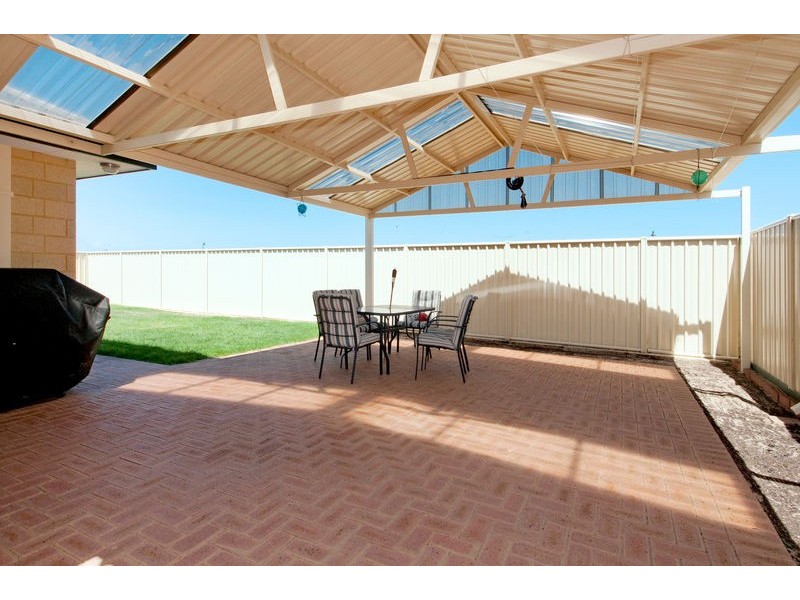 5 Arlette Pass, Lakelands WA 6180