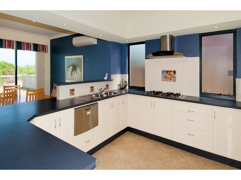 11 Sandy Cove, Halls Head WA 6210