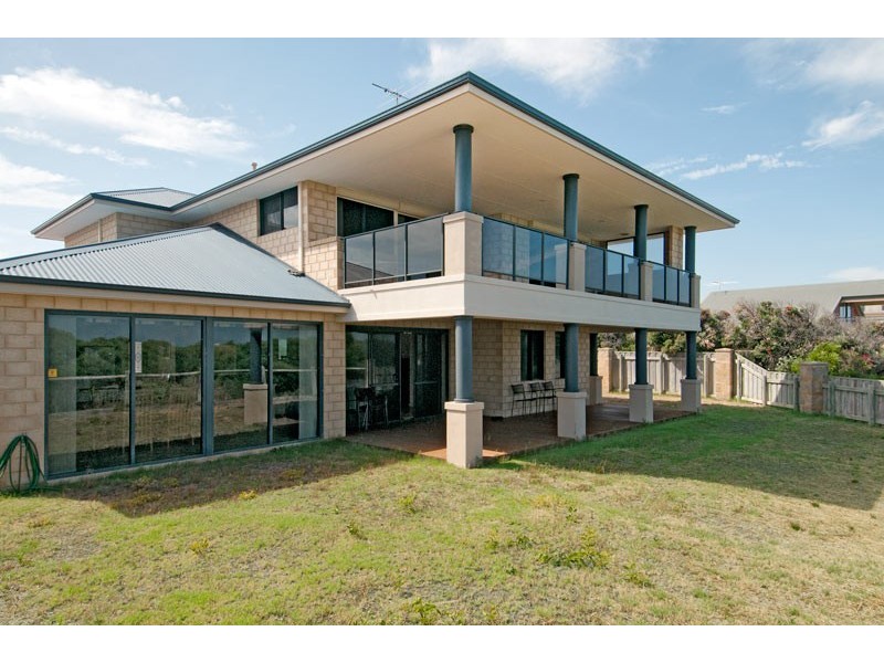 11 Sandy Cove, Halls Head WA 6210