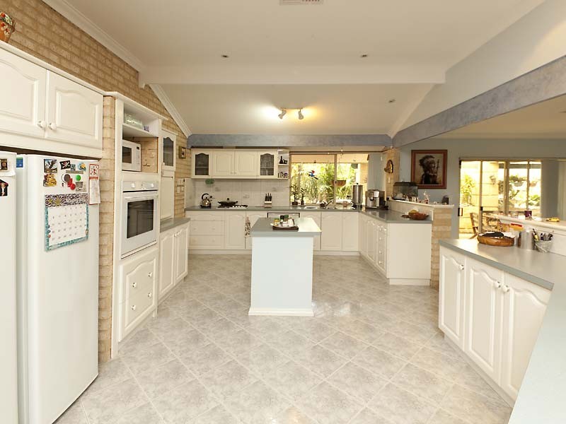 18 Allamanda Way, Halls Head WA 6210