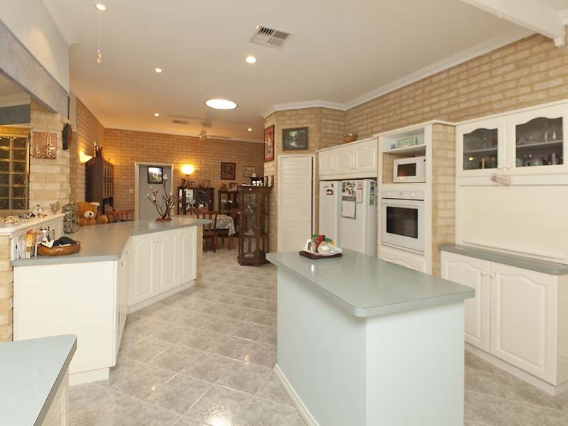 18 Allamanda Way, Halls Head WA 6210