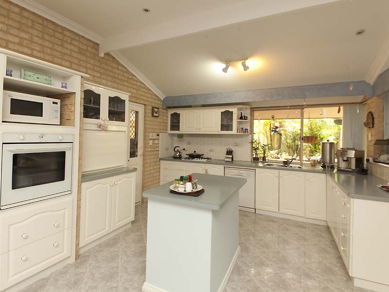 18 Allamanda Way, Halls Head WA 6210