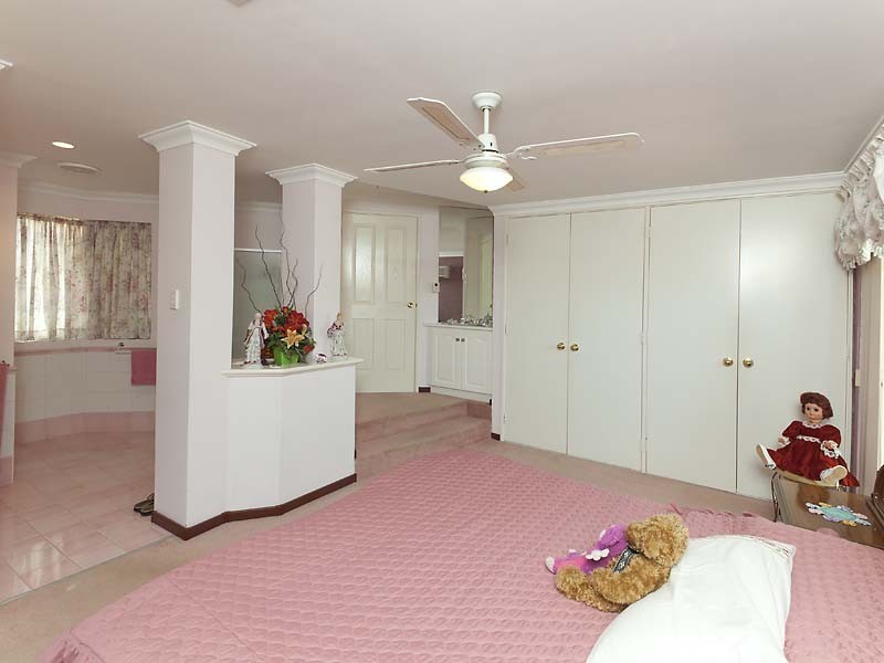 18 Allamanda Way, Halls Head WA 6210