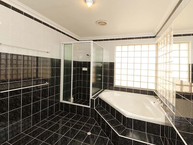 18 Allamanda Way, Halls Head WA 6210