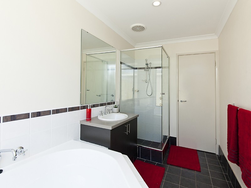 16 Benooka Grange, Lakelands WA 6180