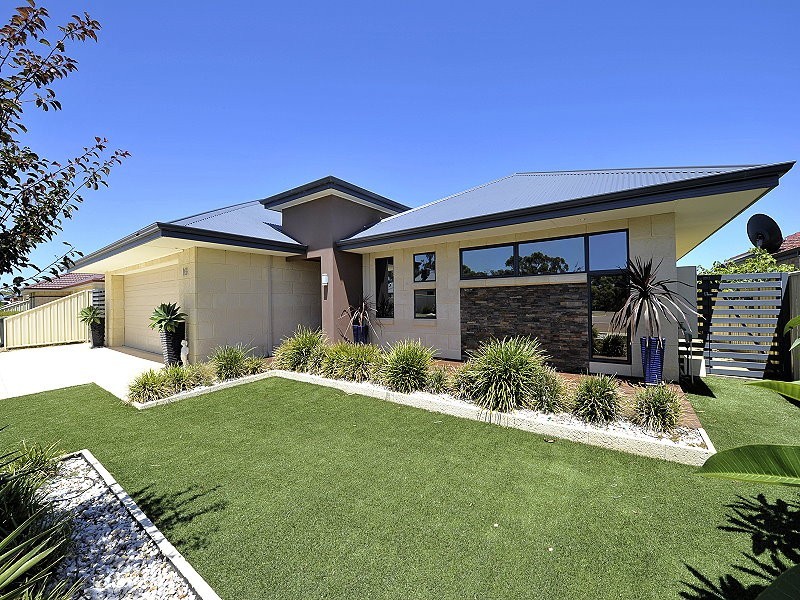 10 Royston Way, Lakelands WA 6180