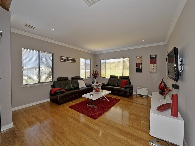 10 Royston Way, Lakelands WA 6180