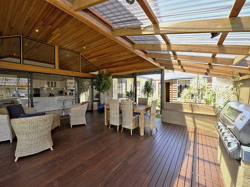 10 Royston Way, Lakelands WA 6180