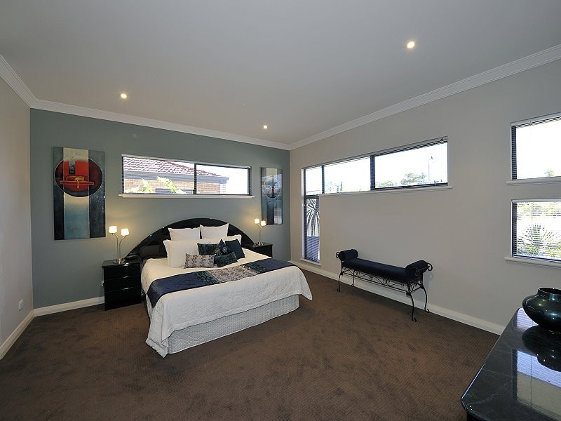 10 Royston Way, Lakelands WA 6180