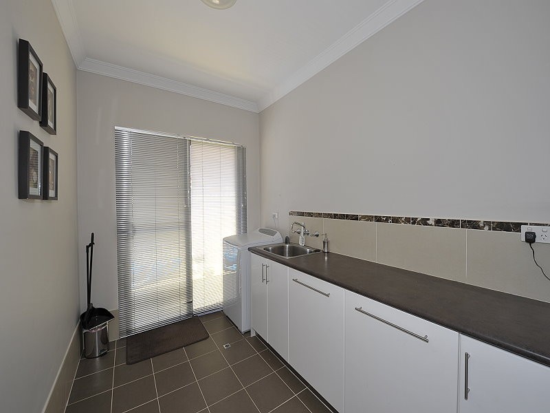 10 Royston Way, Lakelands WA 6180