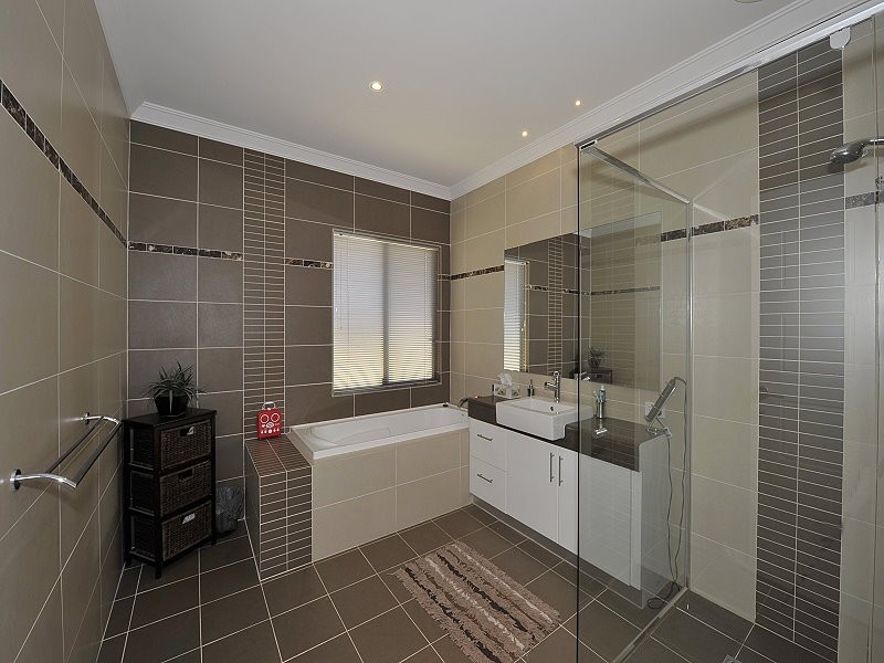 10 Royston Way, Lakelands WA 6180