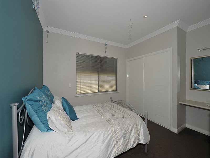 10 Royston Way, Lakelands WA 6180