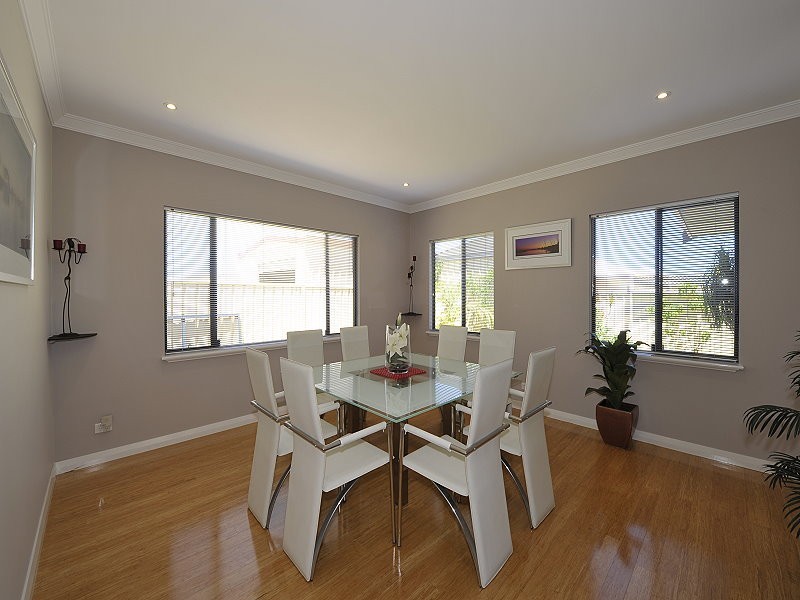 10 Royston Way, Lakelands WA 6180