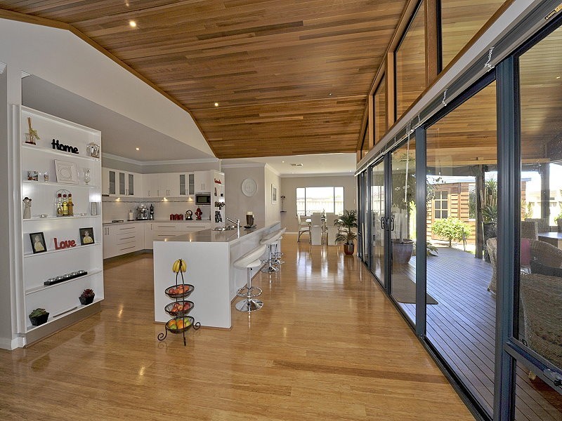 10 Royston Way, Lakelands WA 6180