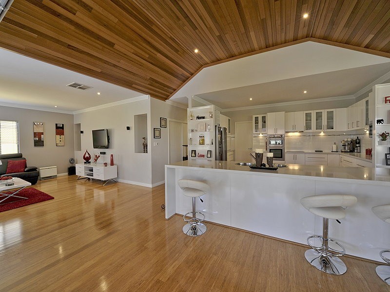 10 Royston Way, Lakelands WA 6180