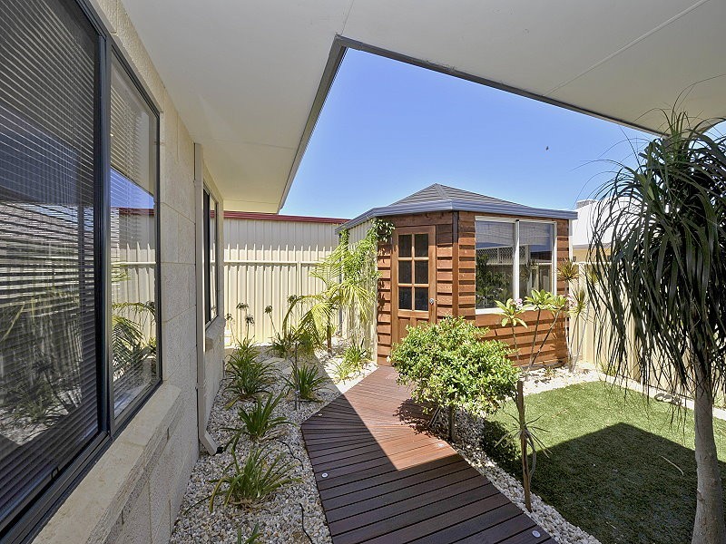 10 Royston Way, Lakelands WA 6180