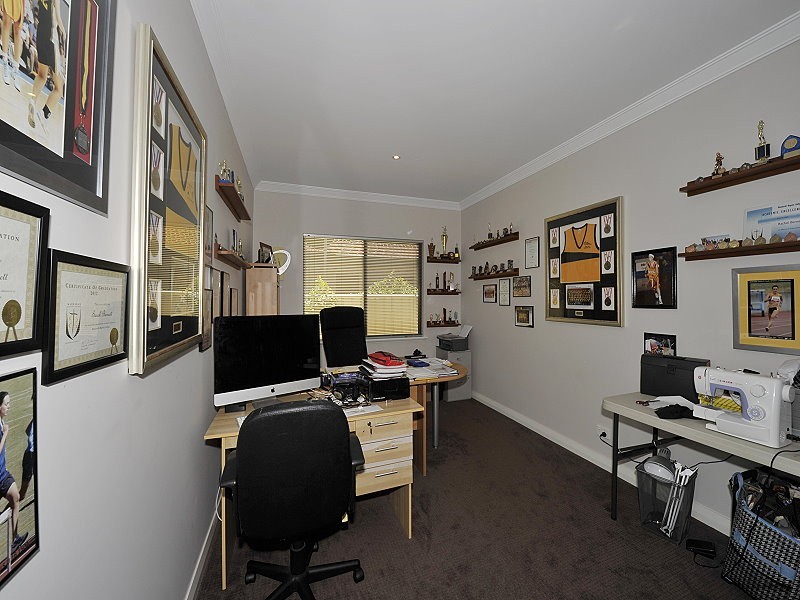 10 Royston Way, Lakelands WA 6180