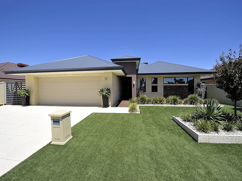 10 Royston Way, Lakelands WA 6180