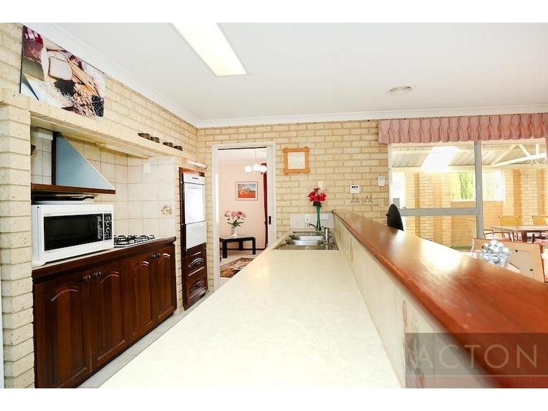 23 Silvertop Avenue, Halls Head WA 6210