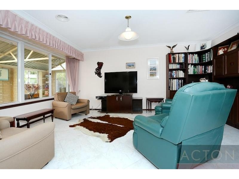 23 Silvertop Avenue, Halls Head WA 6210