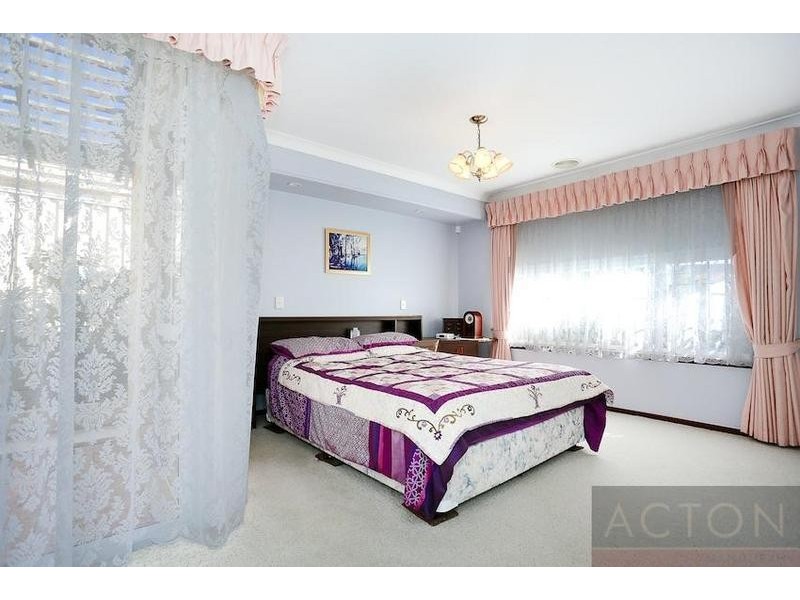 23 Silvertop Avenue, Halls Head WA 6210