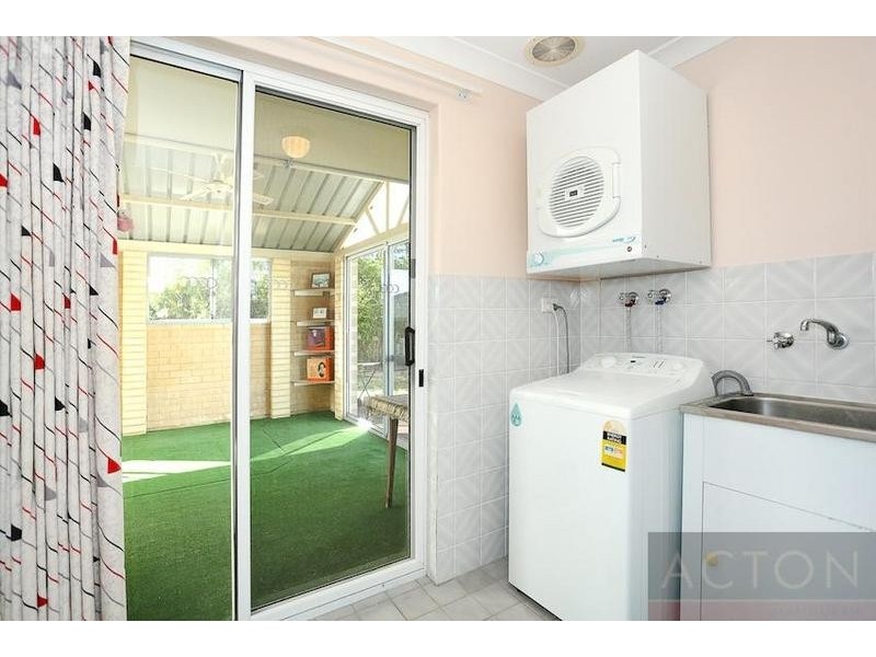 23 Silvertop Avenue, Halls Head WA 6210