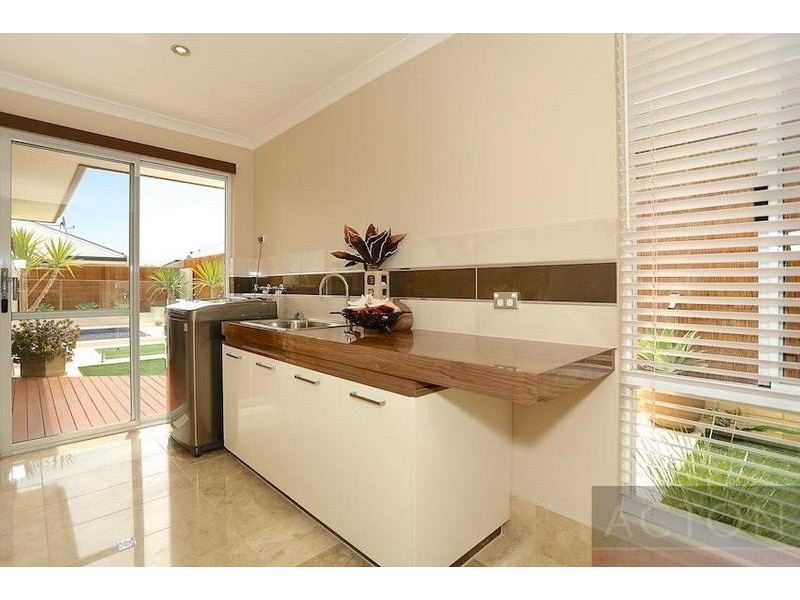 19 Senecio Way, Halls Head WA 6210