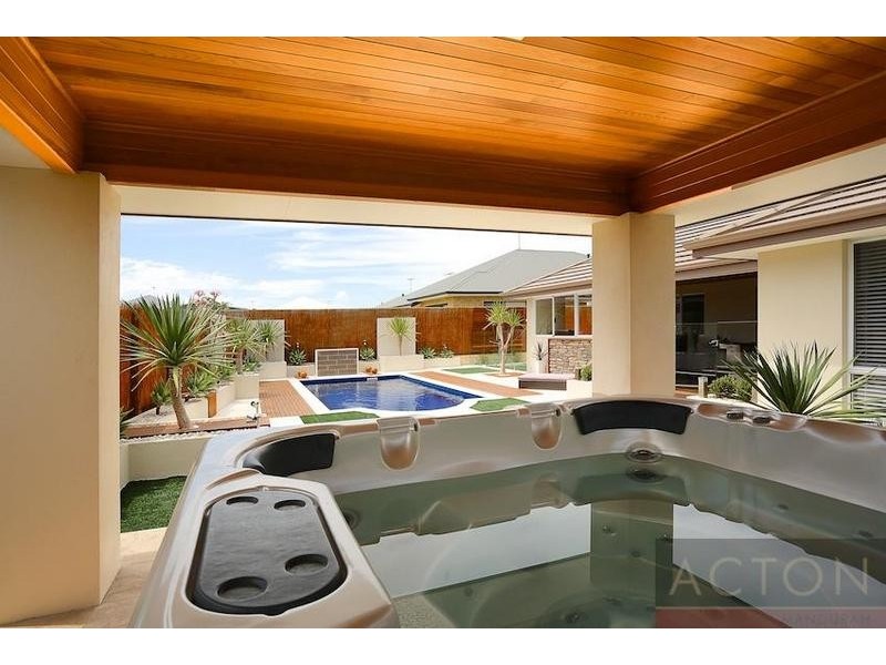 19 Senecio Way, Halls Head WA 6210