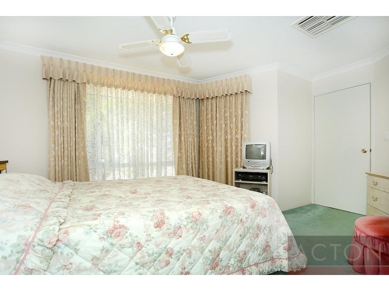 2 Troon Grove, Halls Head WA 6210