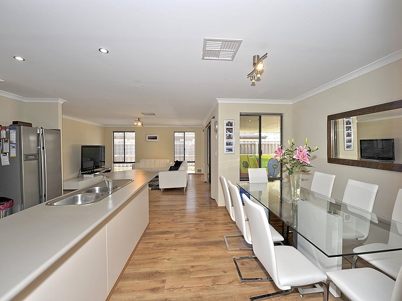 199 Peelwood Parade, Halls Head WA 6210