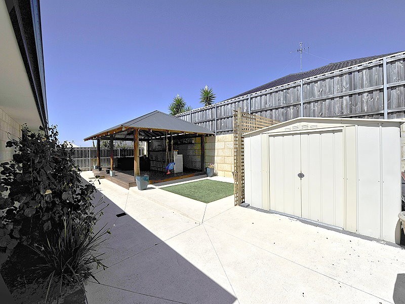 199 Peelwood Parade, Halls Head WA 6210