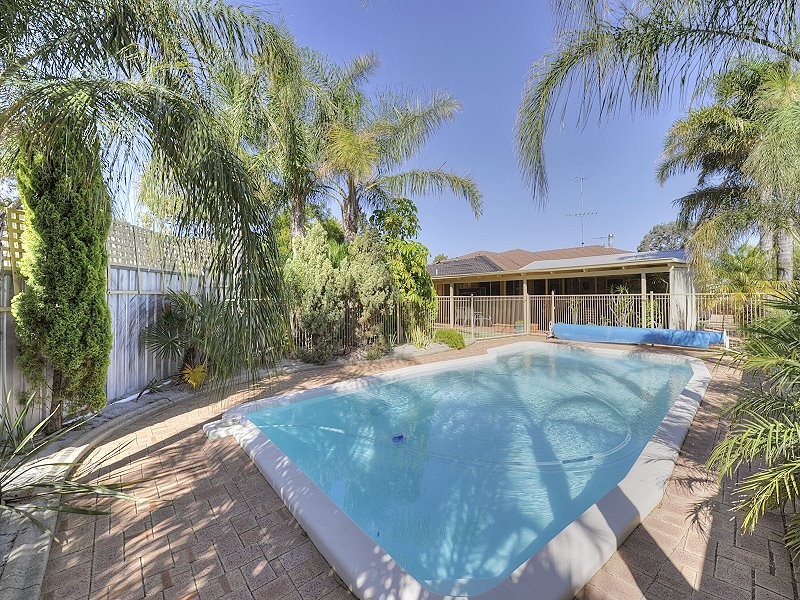 18 Yorrell Place, Halls Head WA 6210