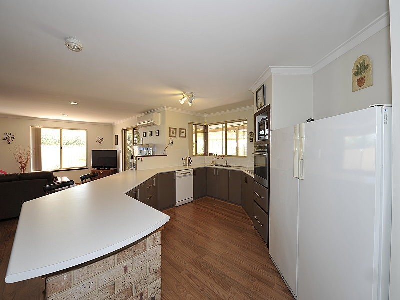 18 Yorrell Place, Halls Head WA 6210