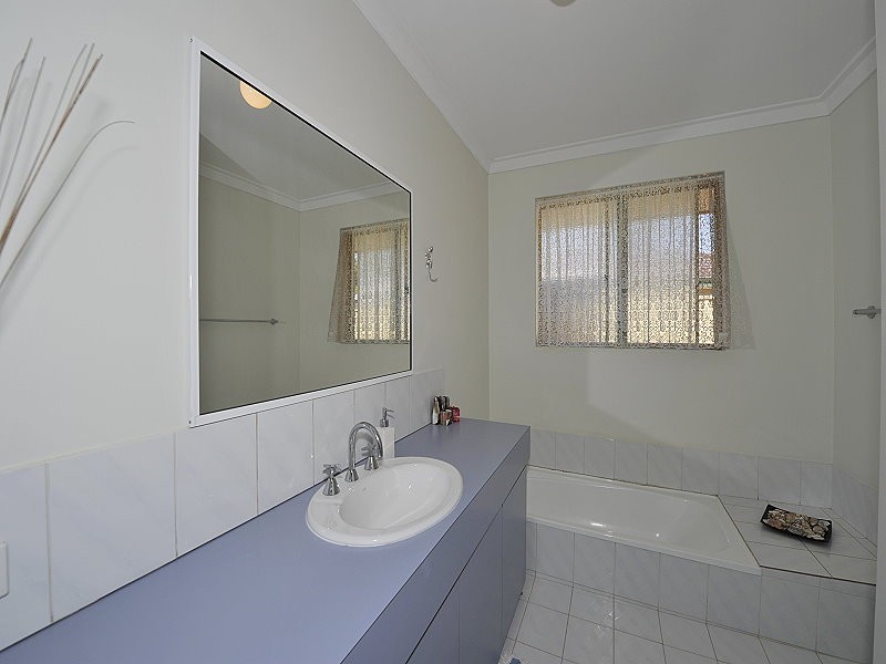 18 Yorrell Place, Halls Head WA 6210