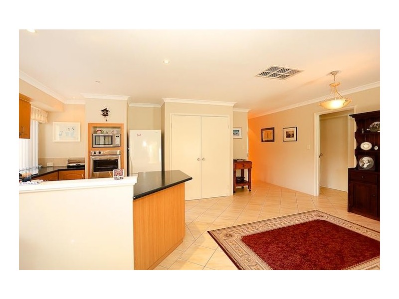 8 Brouwer Trail, Dudley Park WA 6210