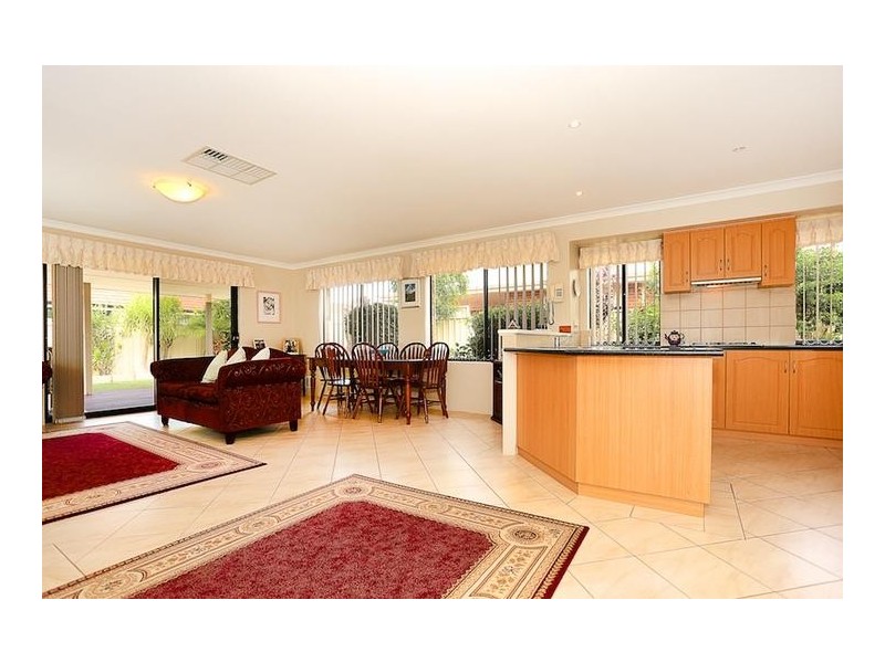 8 Brouwer Trail, Dudley Park WA 6210