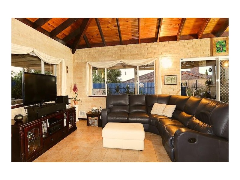 4 Silkwood Close, Halls Head WA 6210