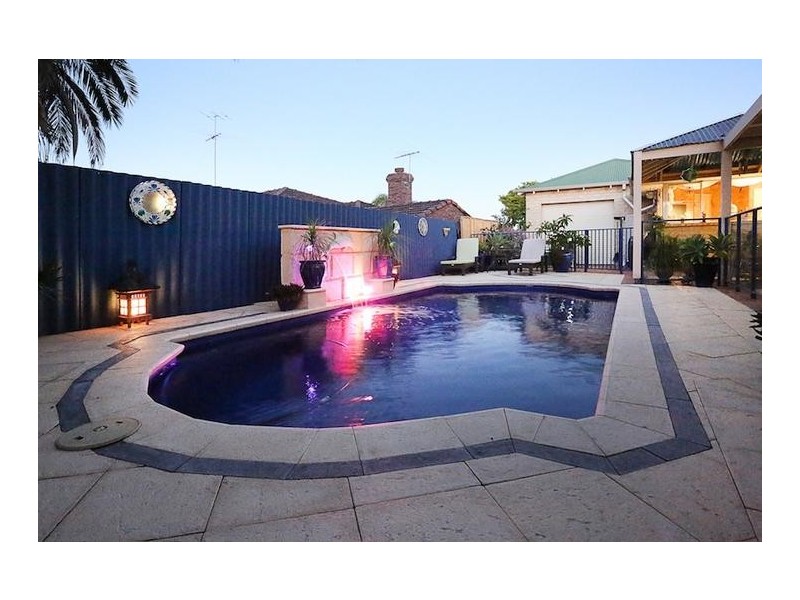 4 Silkwood Close, Halls Head WA 6210