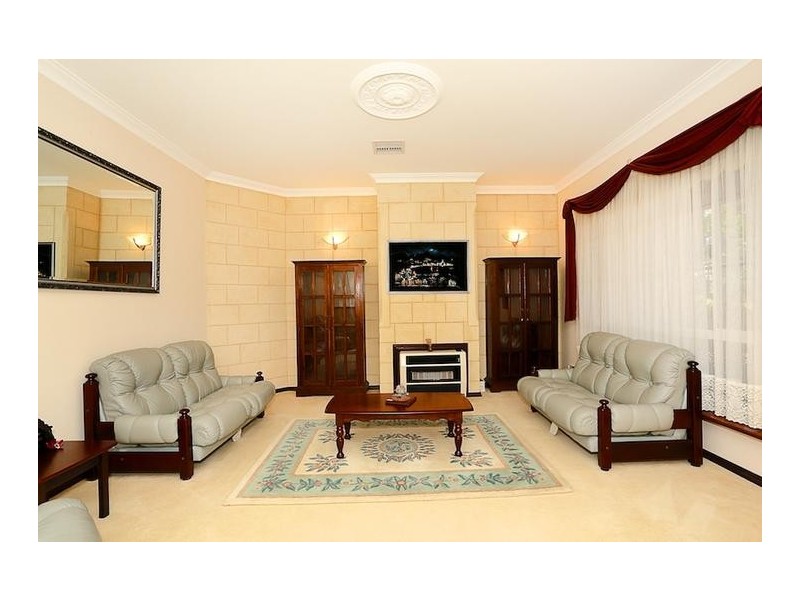 4 Silkwood Close, Halls Head WA 6210