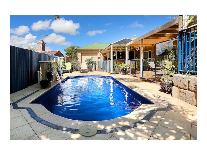 4 Silkwood Close, Halls Head WA 6210